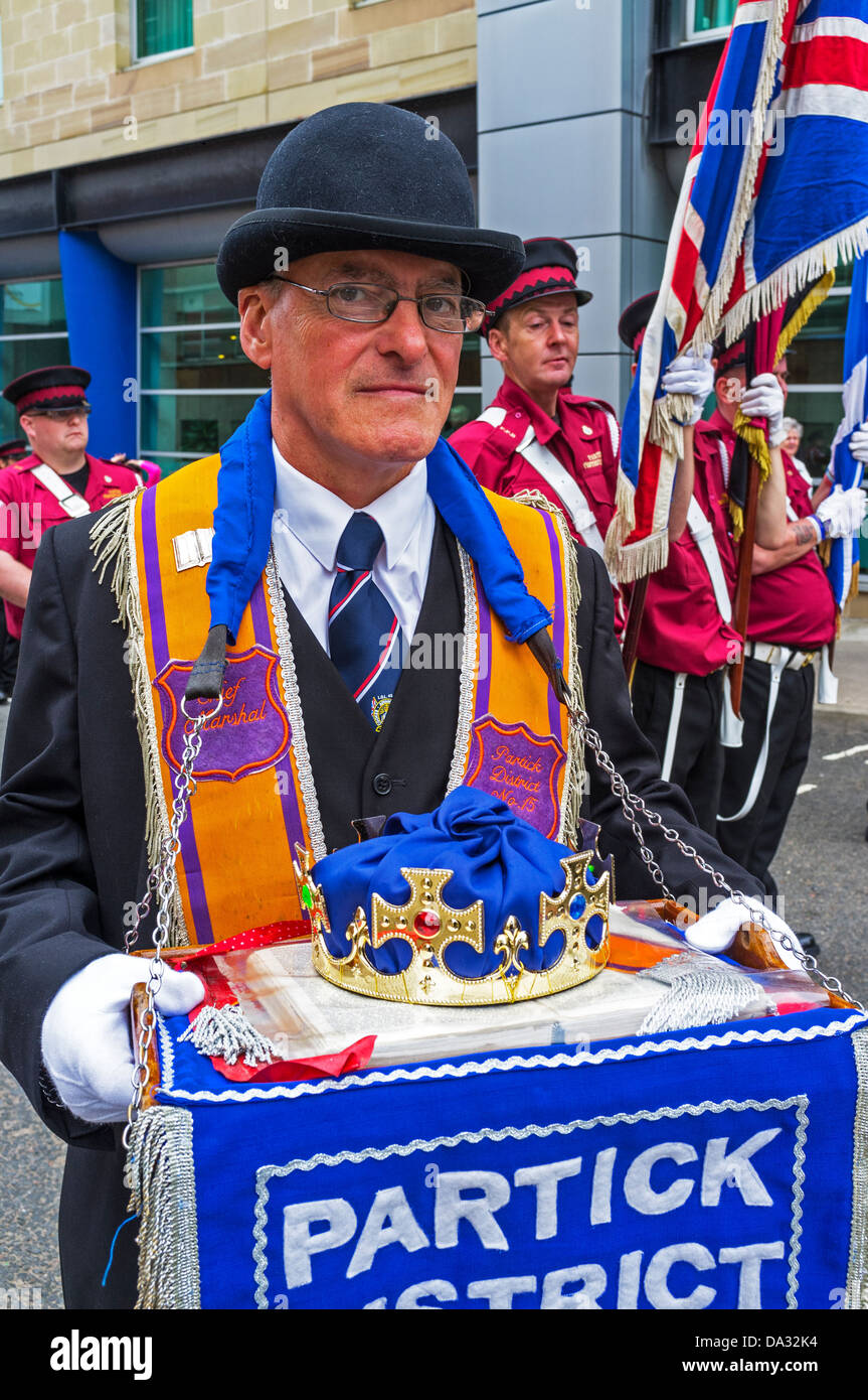 Büro-Träger, halten Sie die Bibel und die Krone, bei der jährlichen Orange Lodge Parade, Stadtzentrum von Glasgow, Schottland Stockfoto