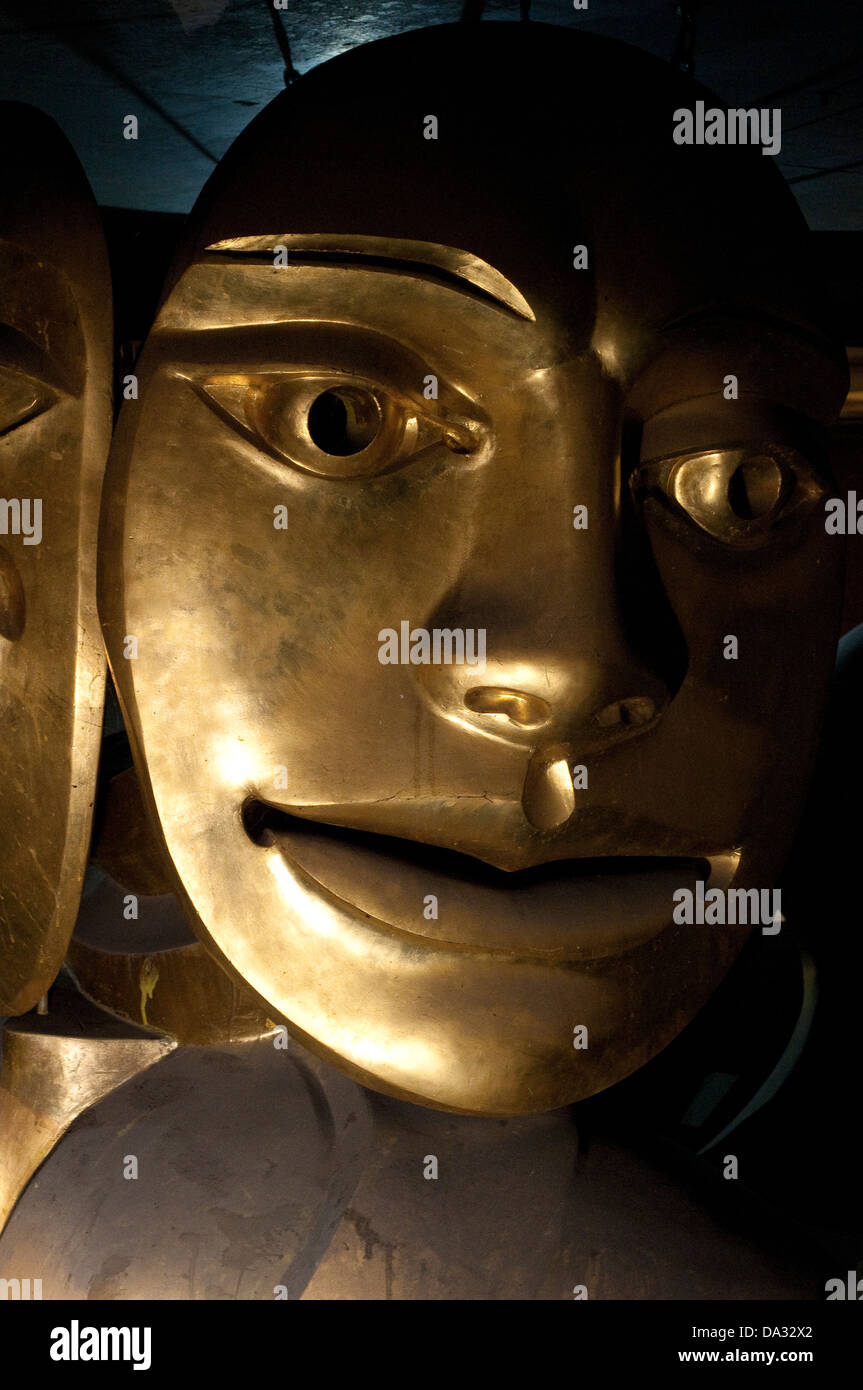Goldene Maske Skulptur, Barbican Arts Centre, City of London, UK Stockfoto