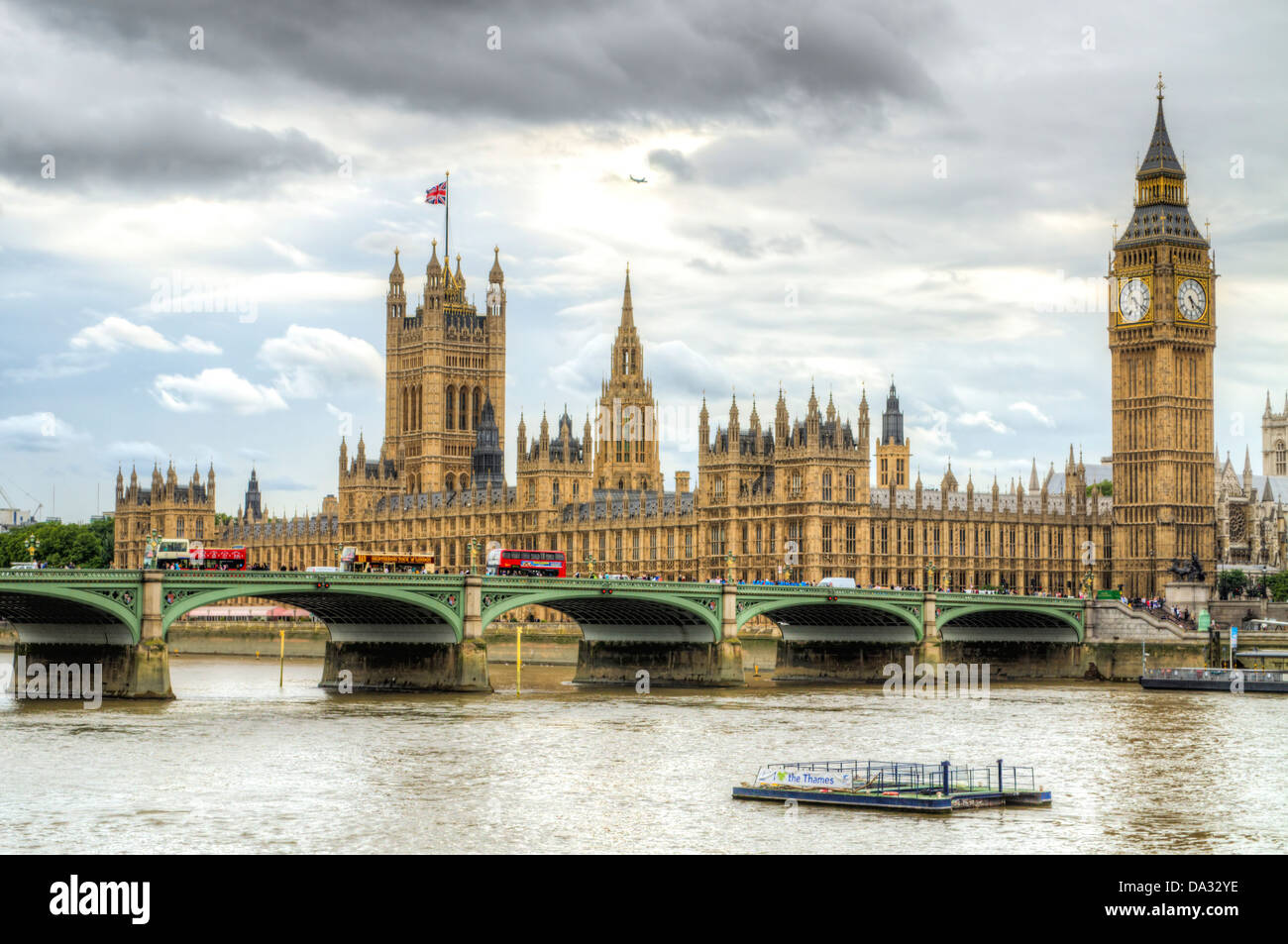 Waterloo Bridge mit Big Ben im Hintergrund - House of Parliament während des Tages. Stockfoto