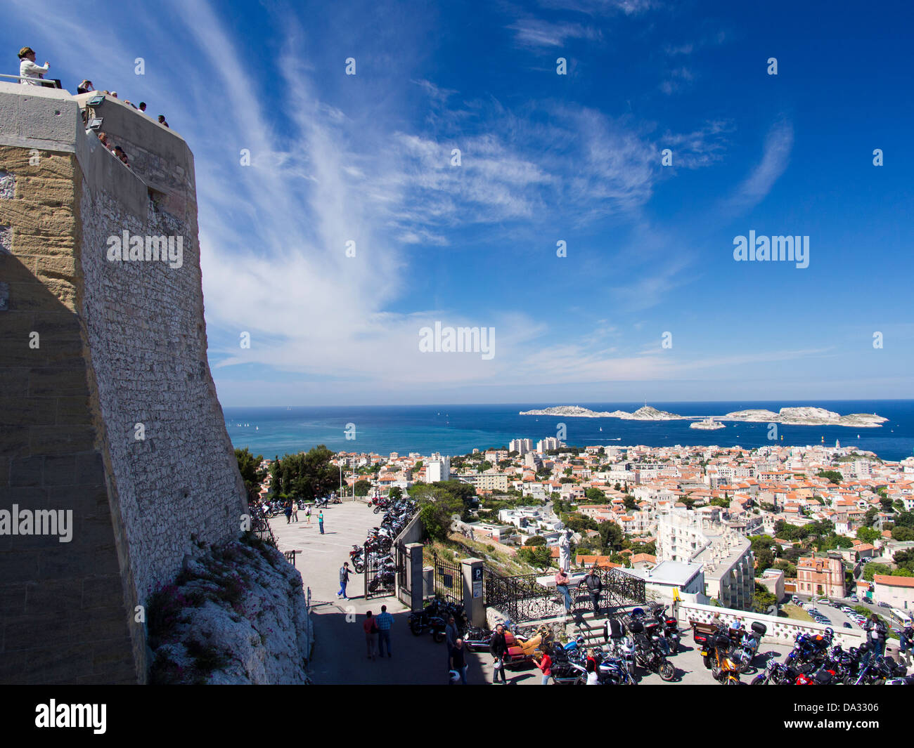 Die Ansicht von Notre-Dame De La Garde über Marseille 1 Stockfoto