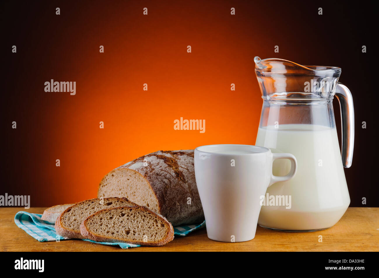 Stillleben mit Bio-Milch und frisch gebackenes Brot Stockfoto