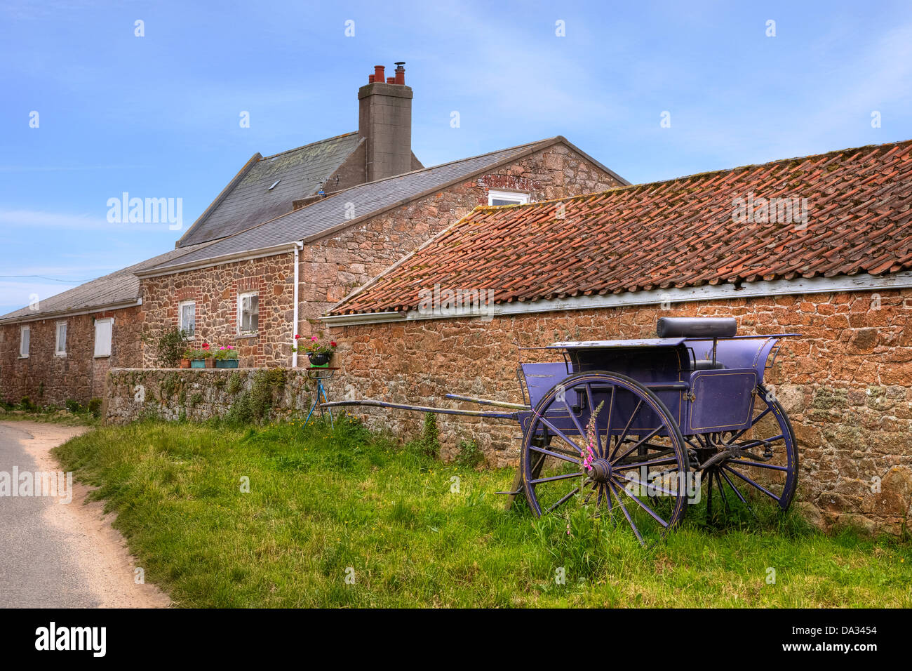 altes Bauernhaus mit Schlitten auf Jersey, Großbritannien Stockfoto