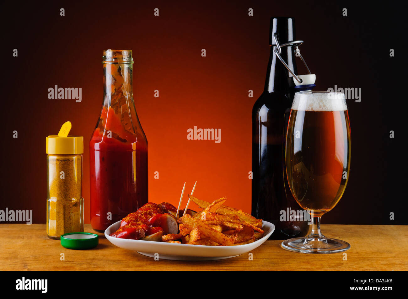 Stillleben mit Currywurst, Pommes und Bier Stockfoto