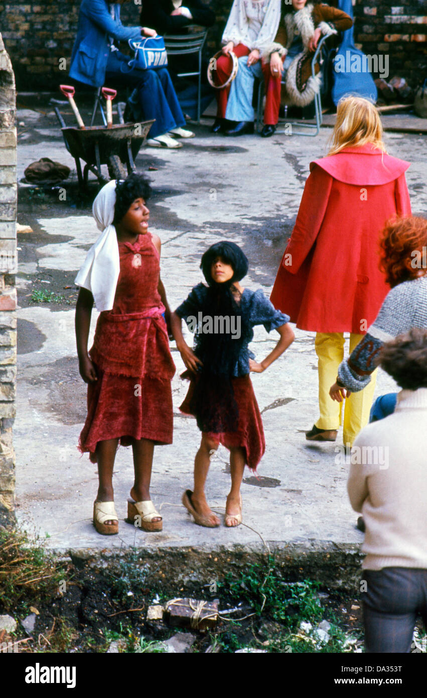 Kleine Mädchen im Kostüm und high Heels sieht cool auf der Odham Abbruchbaustelle in Covent Garden in London 1973 KATHY DEWITT Stockfoto