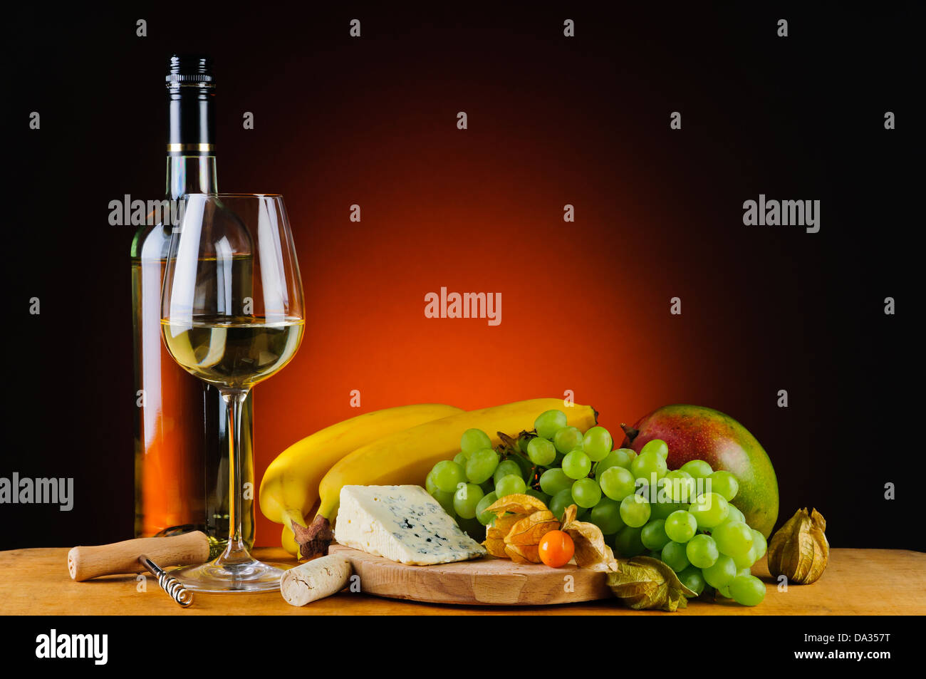 Stillleben mit weißer Wein, Käse und Obst Stockfoto