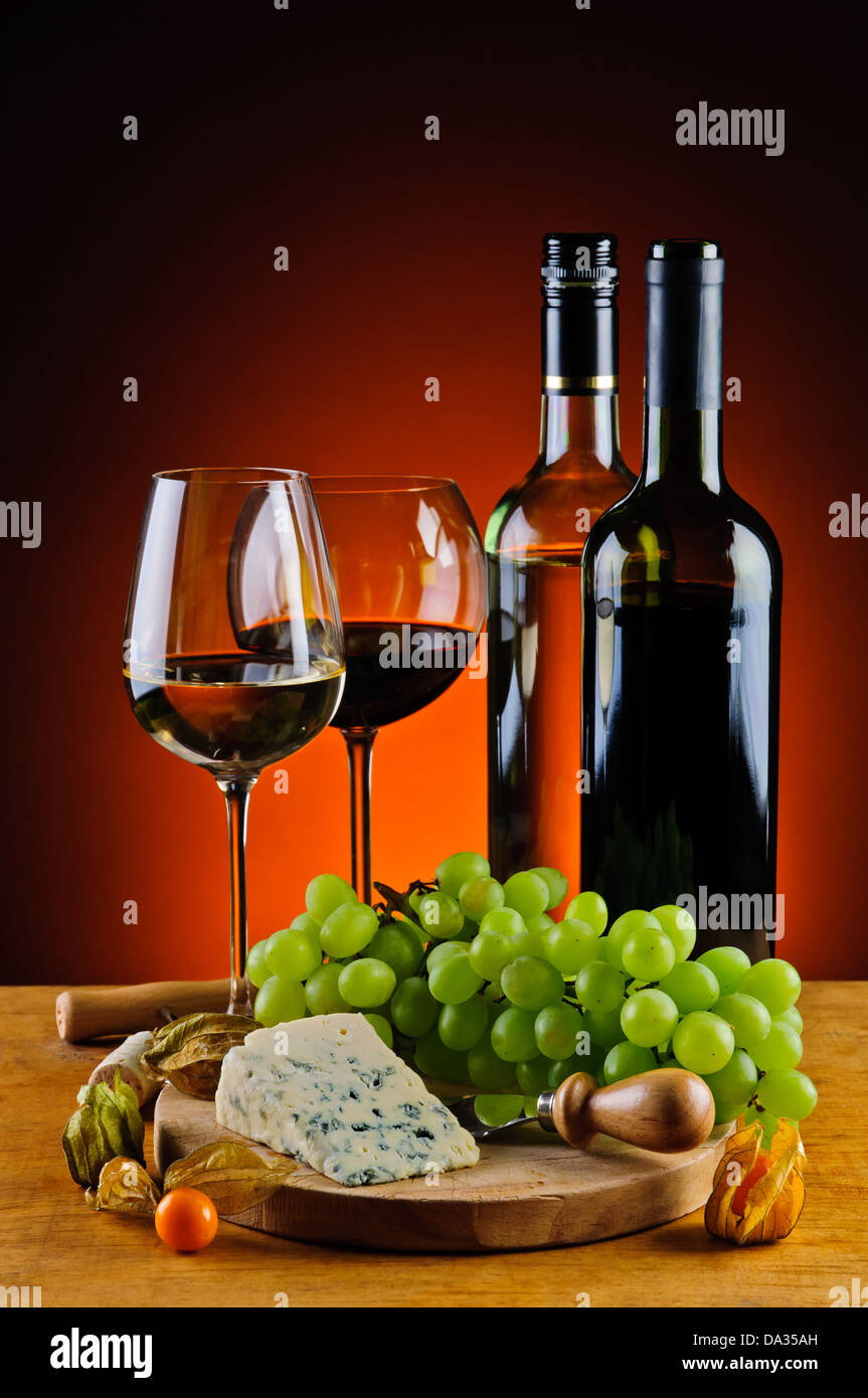 Stillleben mit Käse, Wein und Trauben Stockfoto