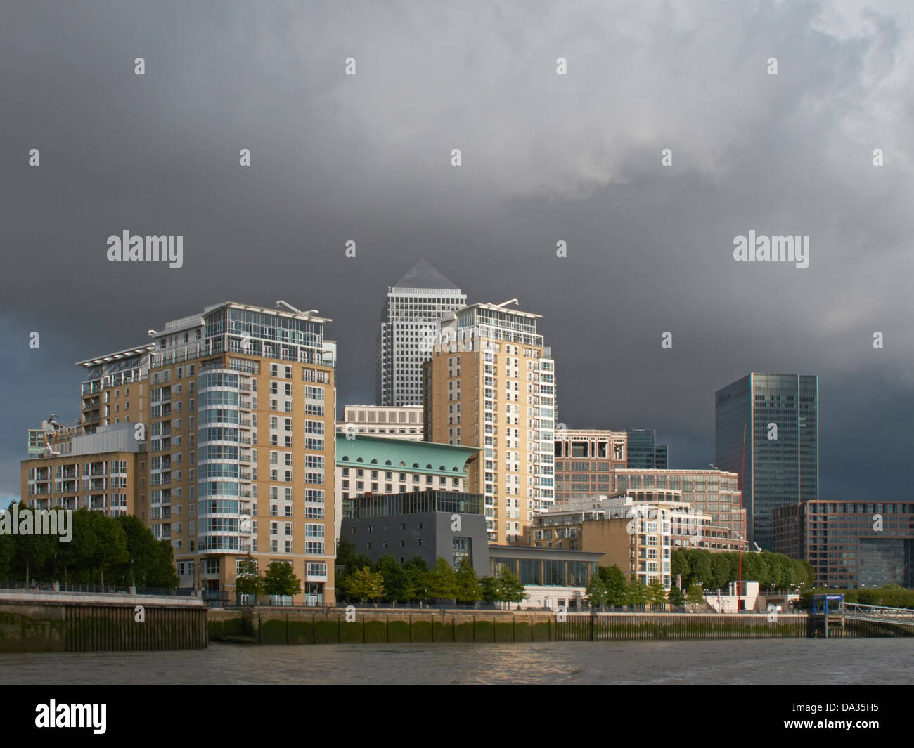 London Docklands und Canary wharf, von der Themse Stockfoto