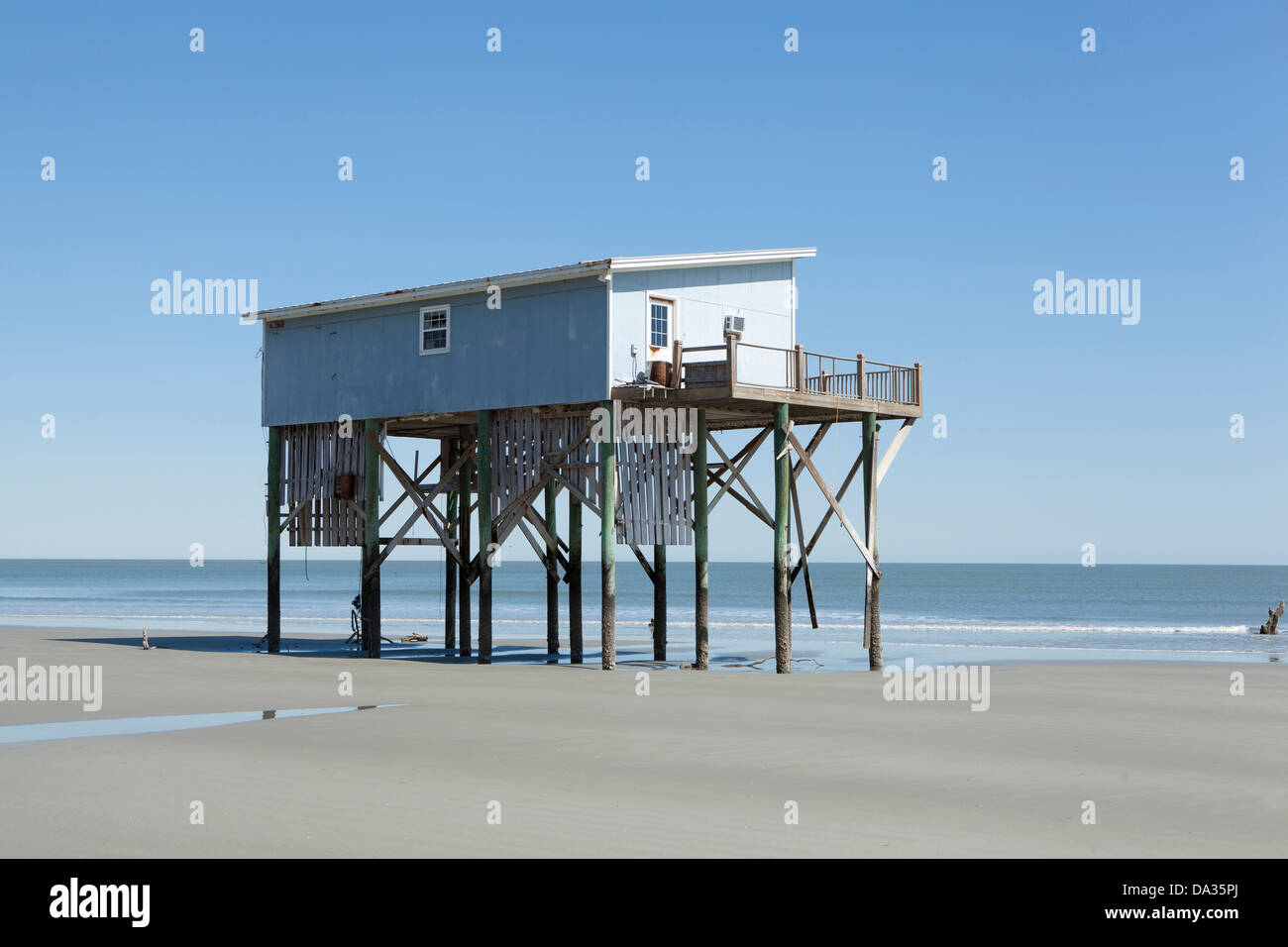 Haus auf Stelzen durch Sturmwellen unterboten Stockfoto