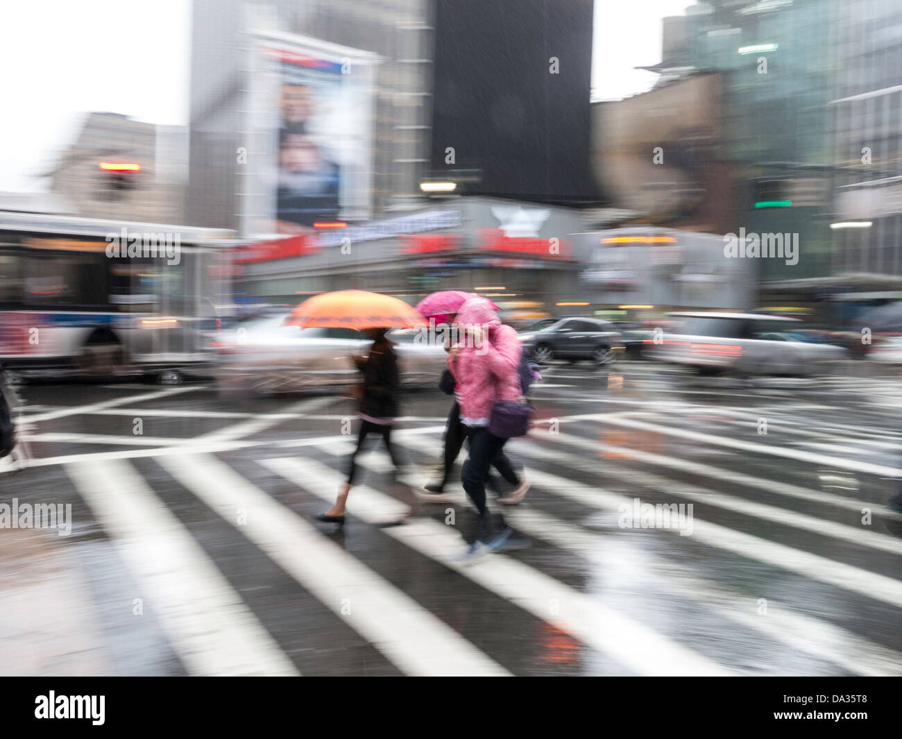 Fußgänger im Regen unter Bordüren, New York City Stockfoto