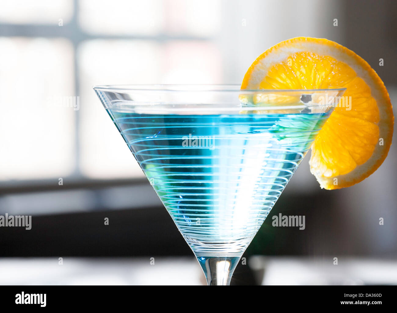 Exotische tropische Blue Curacao Cocktail in Martini-Glas Stockfoto