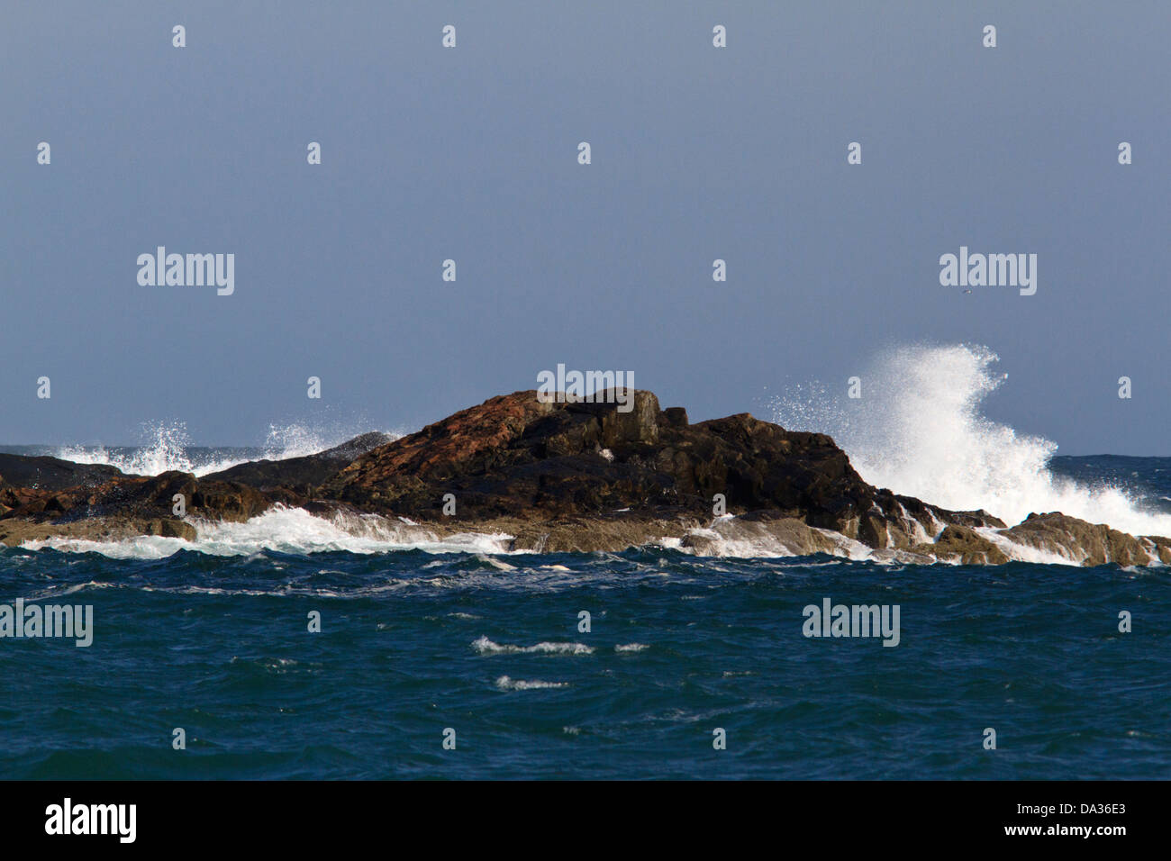 Kleine Insel an der Atlantikküste mit Wellen. Stockfoto