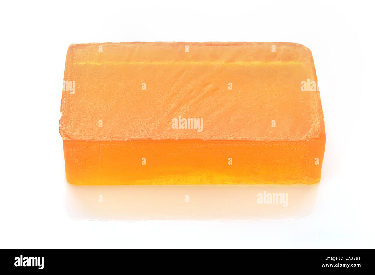 Orange handgefertigten Glycerin Seife auf weißem Hintergrund. Hypoallergene Seife mit Ringelblumen-Extrakt. Schönheitspflege. Stockfoto