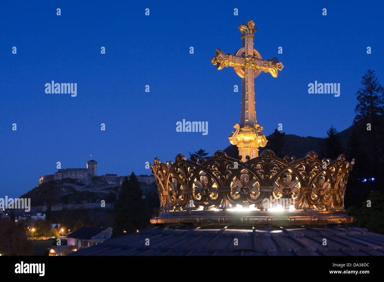 Heiligtum der Muttergottes von Lourdes in der Abenddämmerung Frankreich Stockfoto
