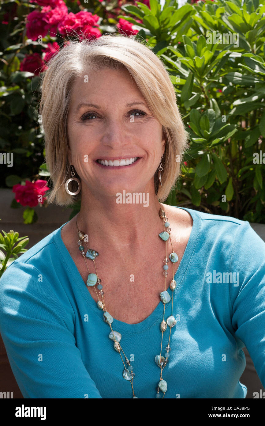 Attraktive 60 blonde Frau lächelnd an der Kamera, USA Stockfoto