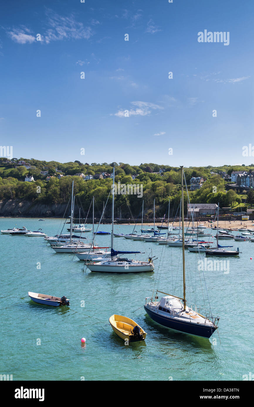 Der Hafen von New Quay, Cardigan Bay Wales mit Yachten Schwimmen bei Flut. Stockfoto