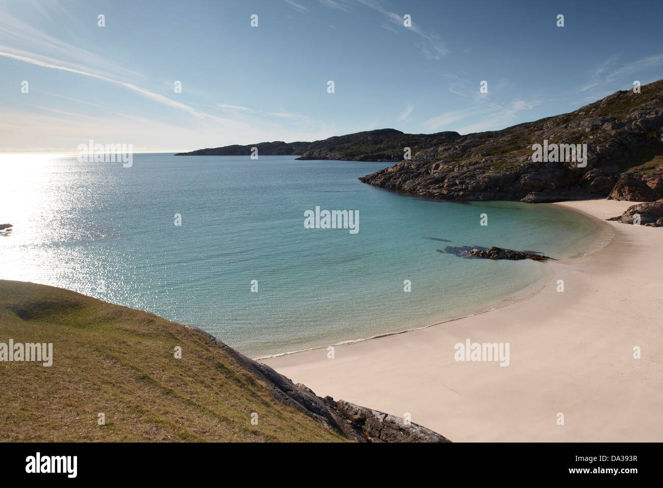 Strand und Küstenlandschaft in Achmelvich, Assynt, Wester Ross, Sutherland, Schottland, UK Stockfoto