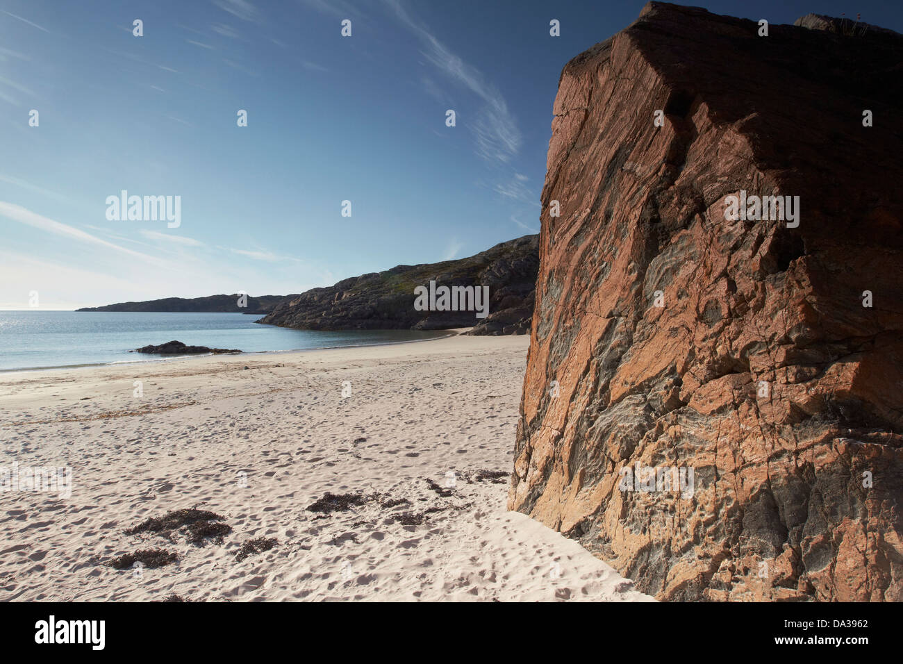 Strand und Küstenlandschaft in Achmelvich, Assynt, Wester Ross, Sutherland, Schottland, UK Stockfoto