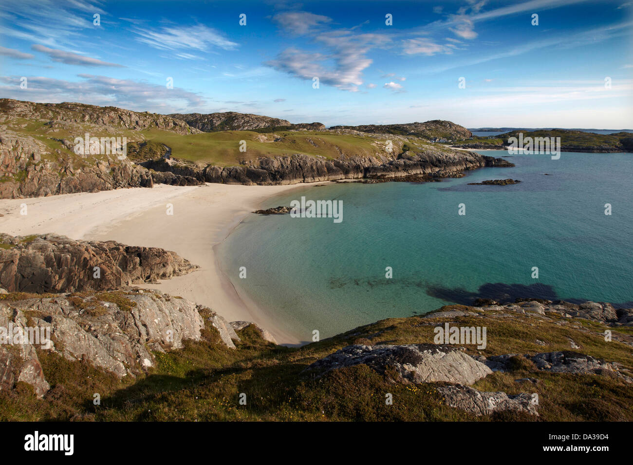 Strand und Küstenlandschaft in Achmelvich, Assynt, Wester Ross, Sutherland, Schottland, UK Stockfoto