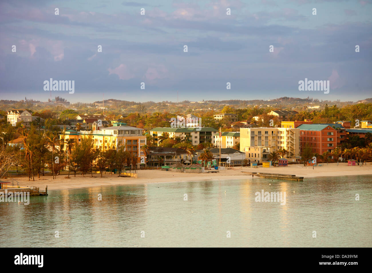 Ansicht der Innenstadt von Nassau, Bahamas aus dem Wasser Stockfoto