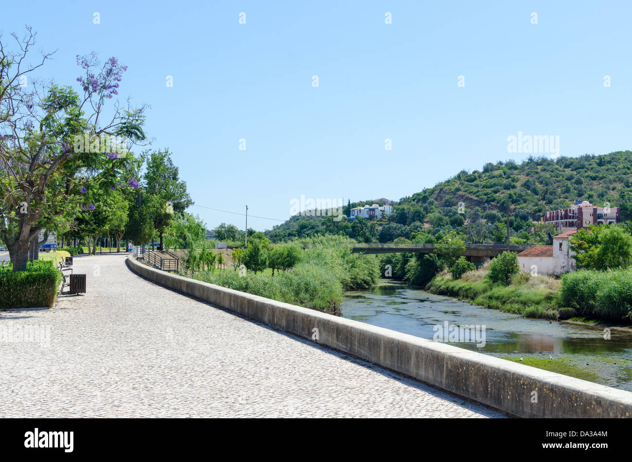 Neuer Fußgängerweg entlang des Flusses Rio Arade in Silves, Portugal Stockfoto