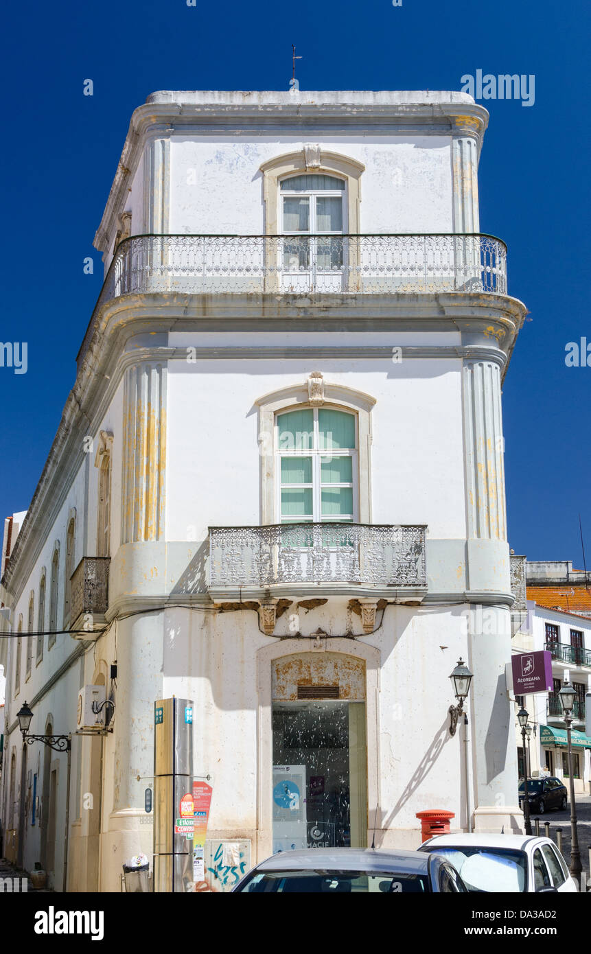 Elegantes weißes Gebäude in Silves, Portugal Stockfoto