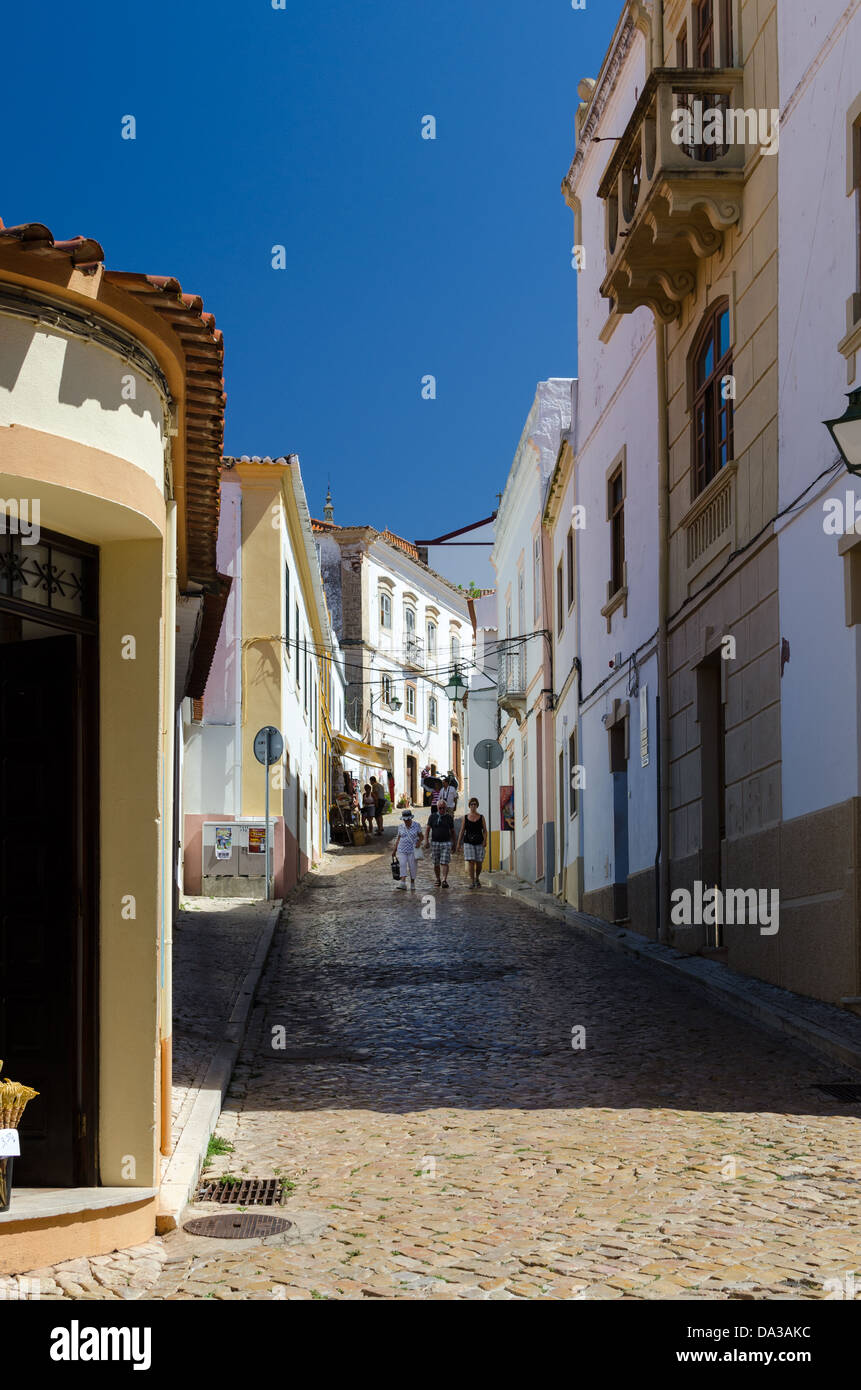 Schmalen gepflasterten Straße durchquert die Algarve Stadt Silves Stockfoto
