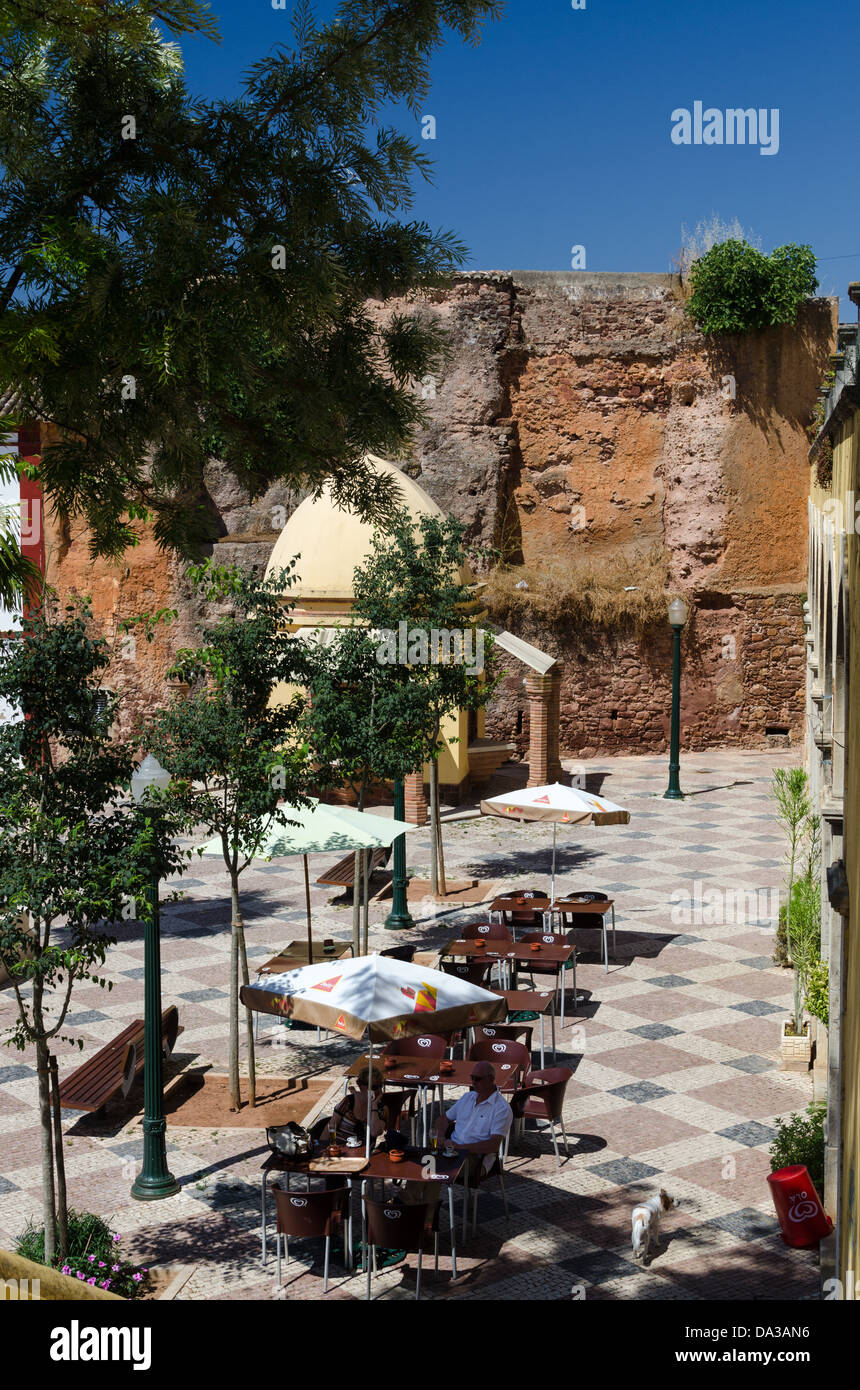 Tische und Stühle im Freien ein Café an einem kleinen Platz in der Algarve Stadt Silves Stockfoto