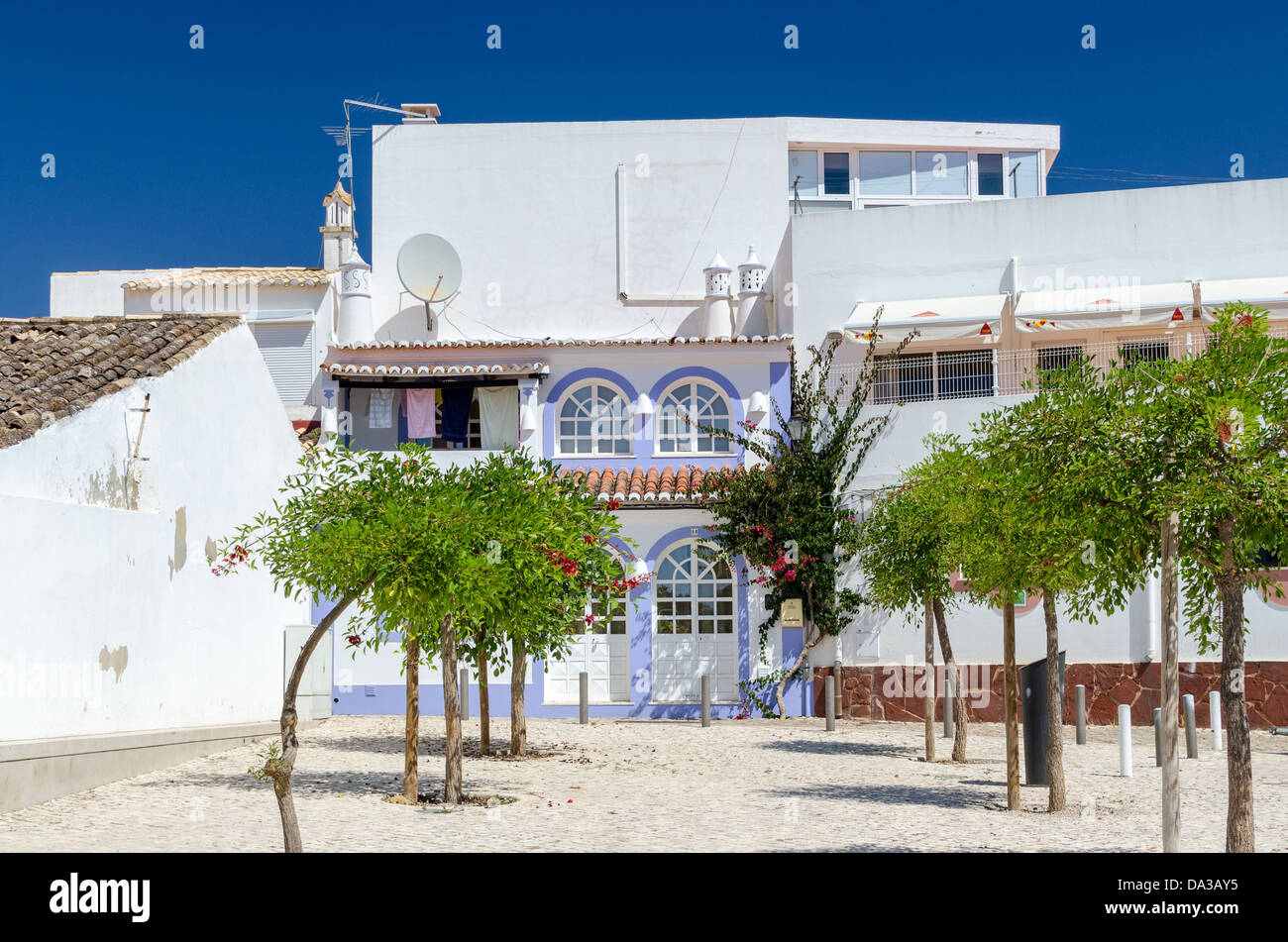 Elegantes weißes Gebäude in Silves, Portugal Stockfoto