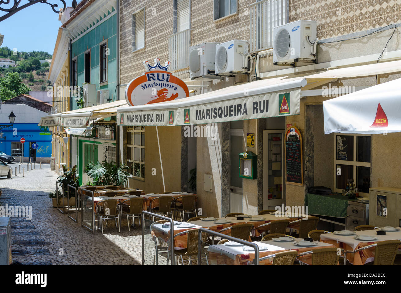 Tische und Stühle vor dem berühmten Fischrestaurant Marisqueira Rui in Silves Stockfoto