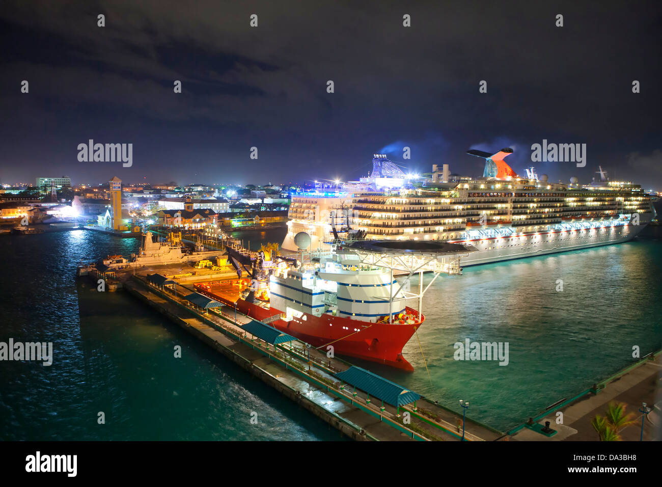 niedrige obenliegende Ansicht des Hafens von Nassau, Bahamas Stockfoto