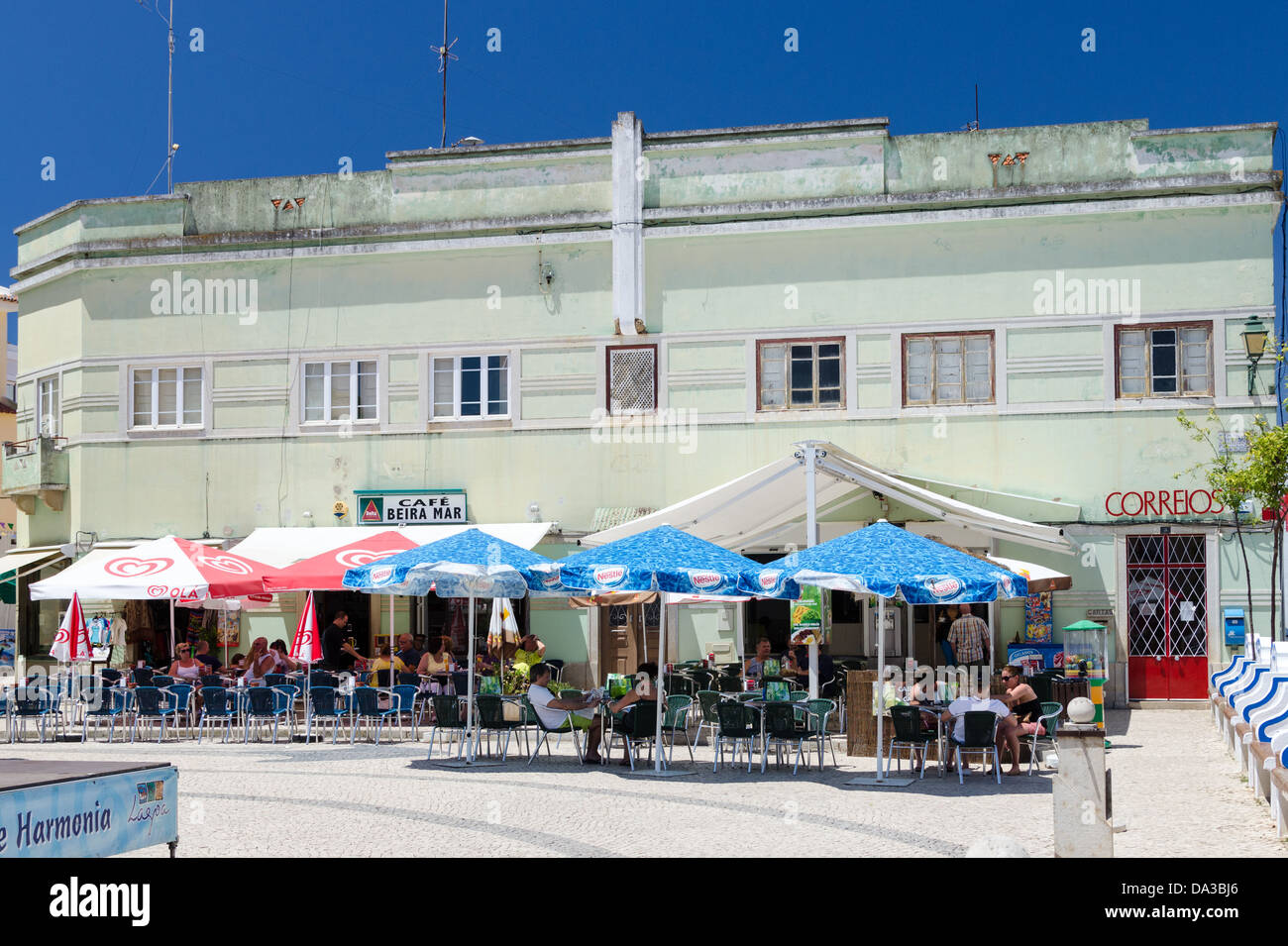 Leute sitzen außerhalb Restaurants in der portugiesischen Stadt von Ferragudo an der Algarve Stockfoto