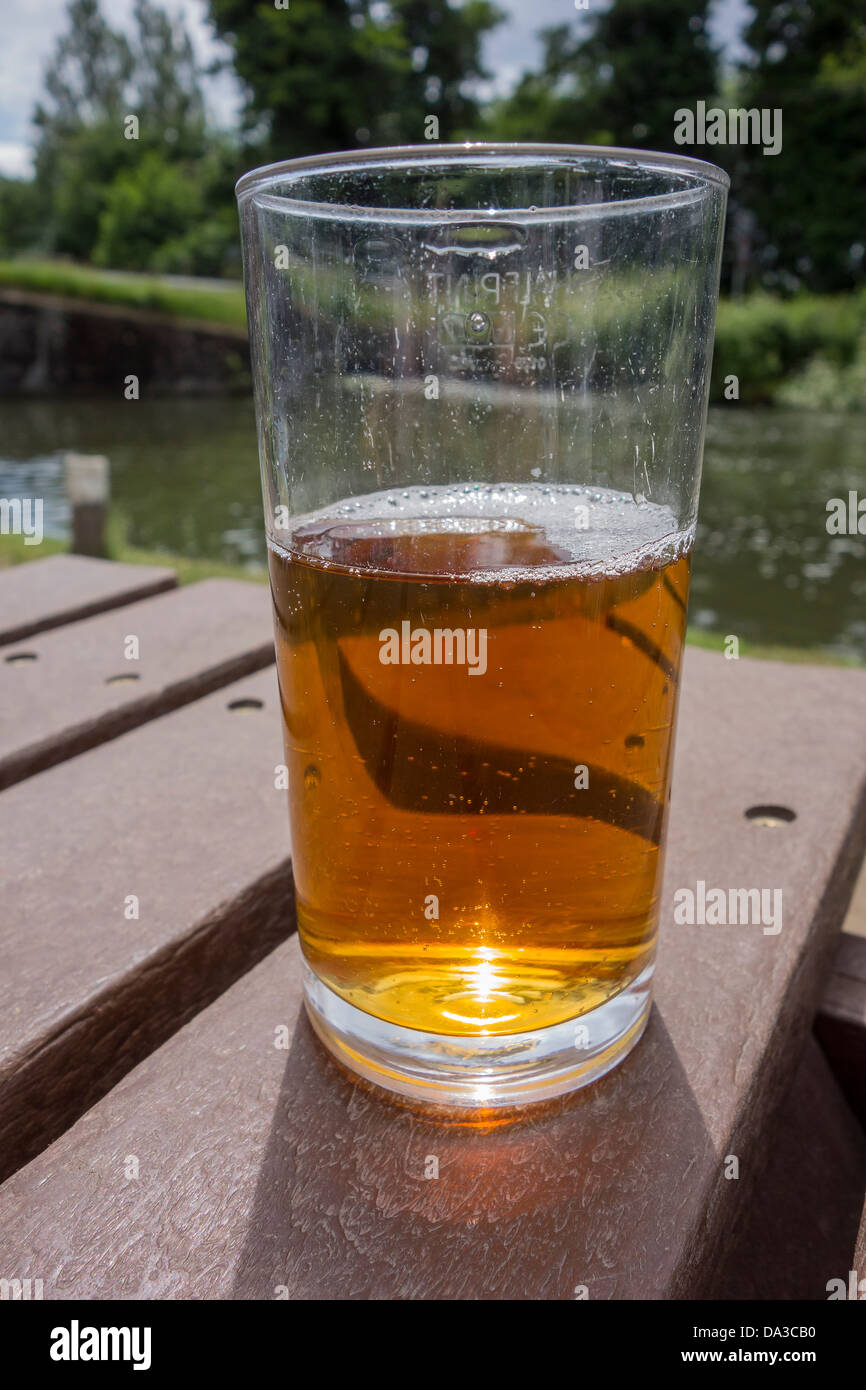 Glas Bier neben einem Kanal. Canalside Pub Stockfoto