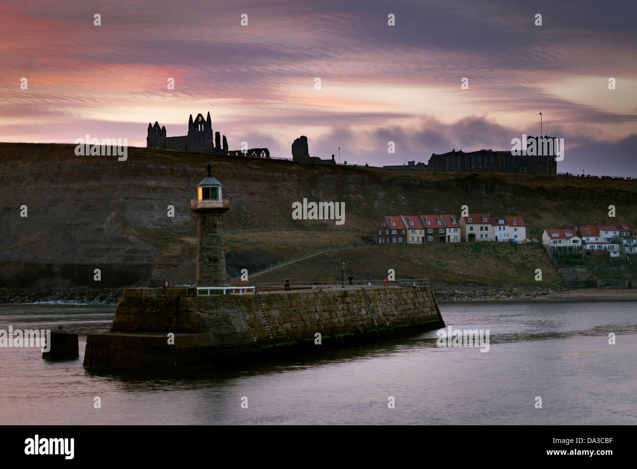 Blick auf den Fluss Esk und Whitby Hafen aus dem West Pier in der Morgendämmerung im Winter mit der entfernte Abtei und Str. Marys Kirche. Stockfoto