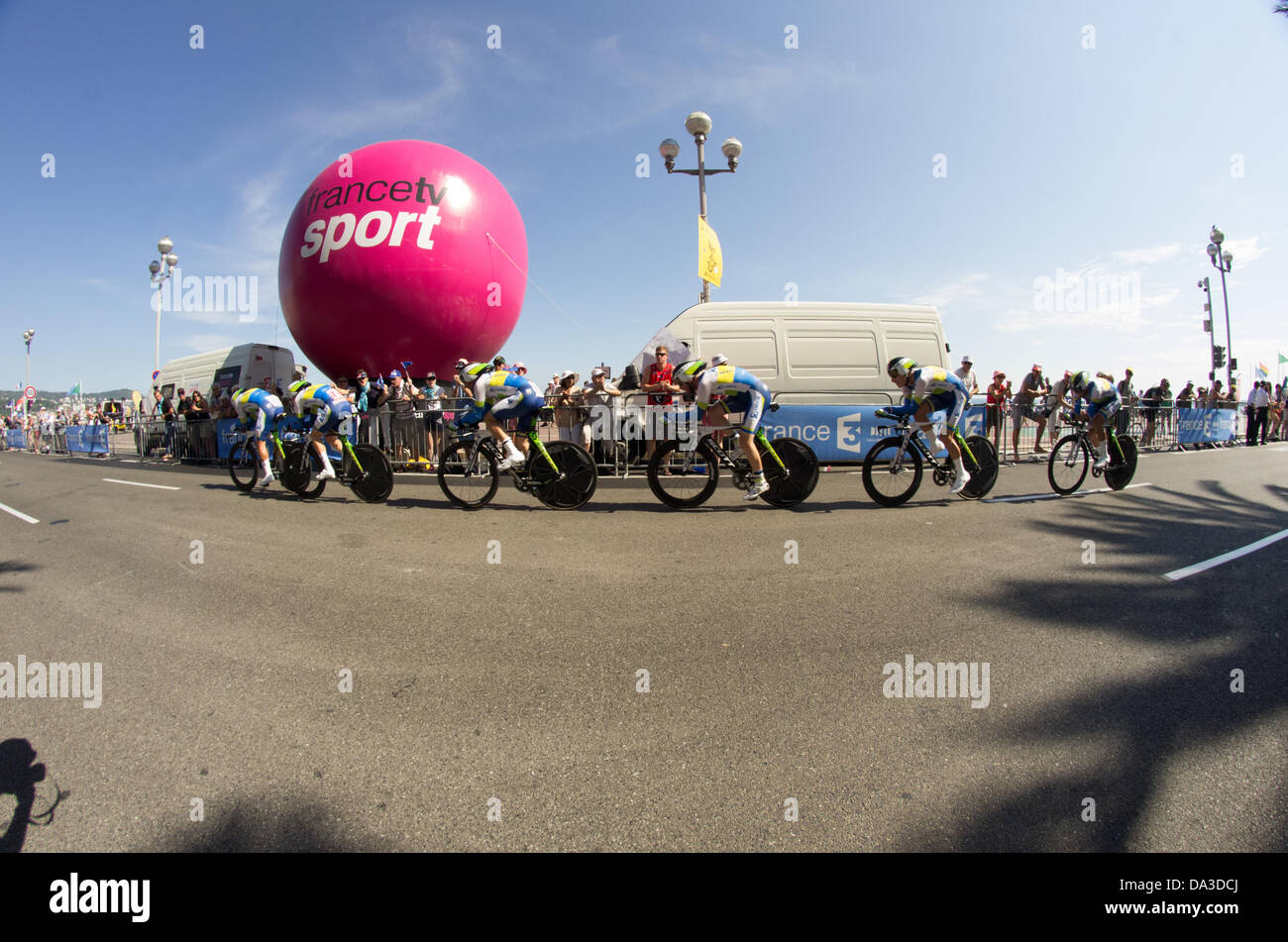 Nizza, Frankreich. 2. Juli 2013. Team zu konkurrieren, während die 25 km Team-Zeitfahren und vierten Stufe der 100. Ausgabe der Tour de France-Radrundfahrt am 2. Juli 2013 rund um Nizza, südöstlichen Frankreich Credit: Jonatha Borzicchi Redaktion/Alamy Live-Nachrichten Stockfoto