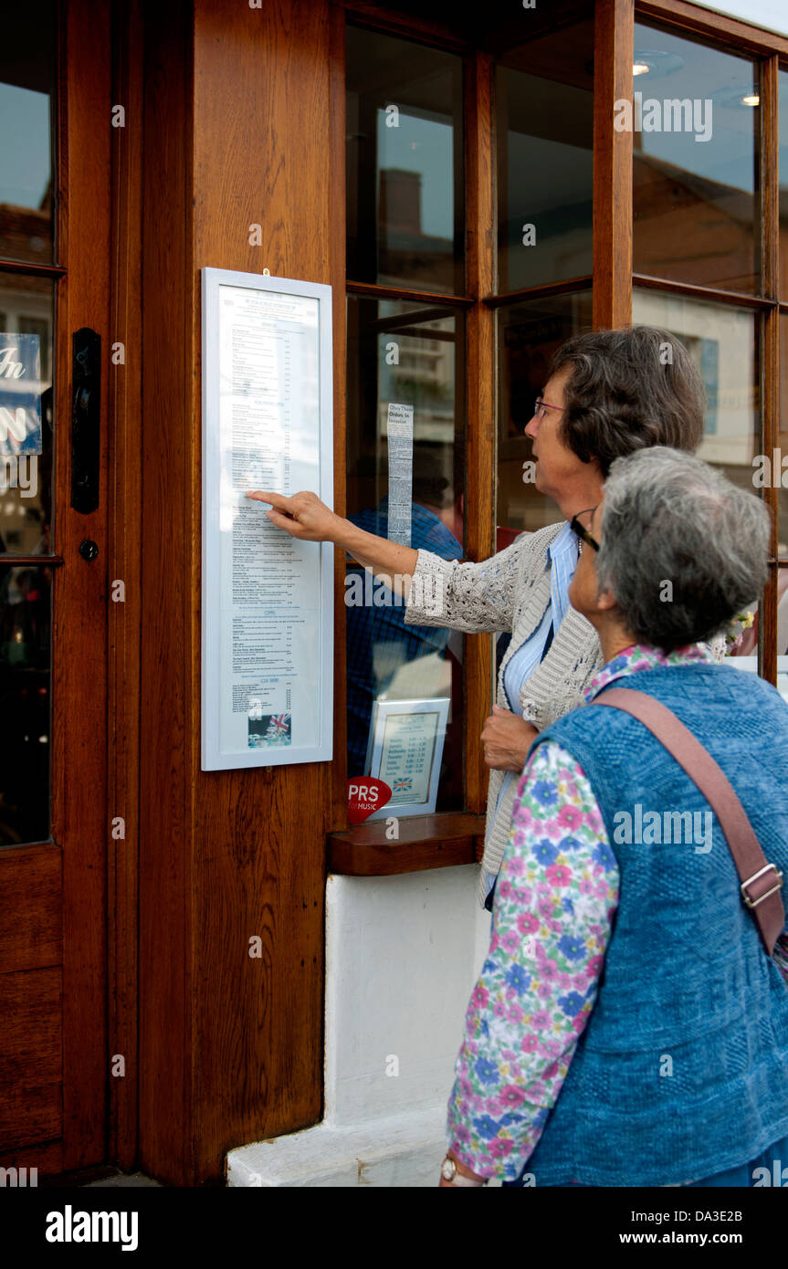 Menschen auf der Suche im Menü außerhalb Restaurants, London, UK Stockfoto