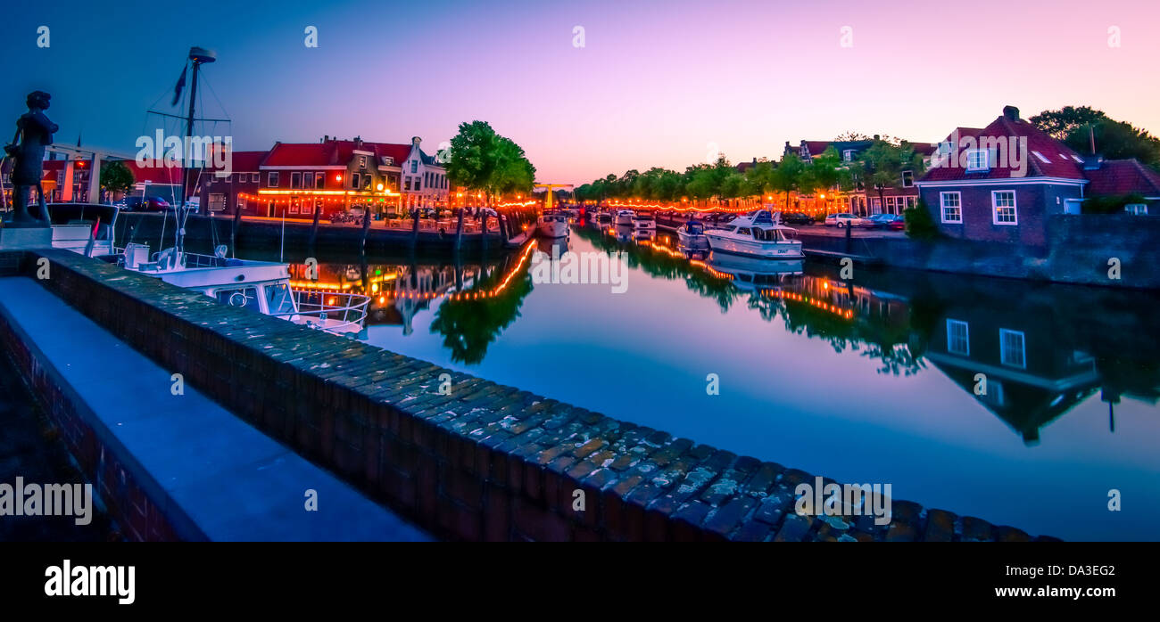 Eine Nachtaufnahme-Zeit der kleinen Stadt Brielle in Holland, mit Blick auf den Wasserstraßen und Restaurants, Dam Stockfoto