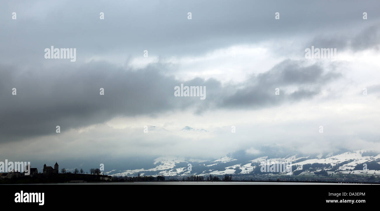 Blick auf Schloss und Berge von Schnee unter niedrigen Himmel bedeckt Stockfoto