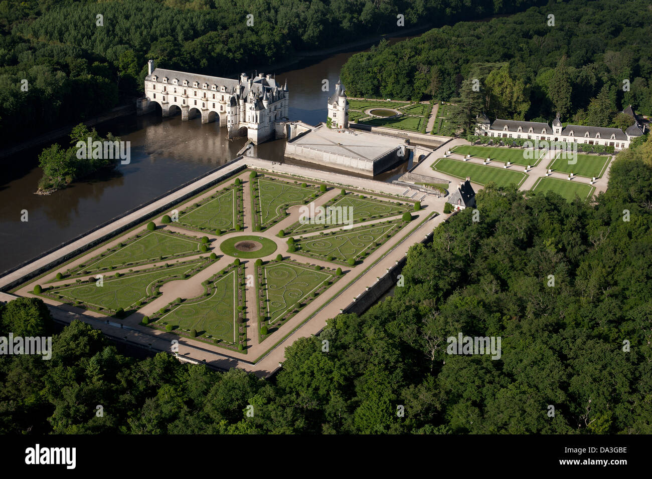 LUFTAUFNAHME. Schloss Chenonceau am Cher River, Diane de Poitiers Garden am linken Ufer. Chenonceaux, Centre-Val de Loire, Frankreich. Stockfoto