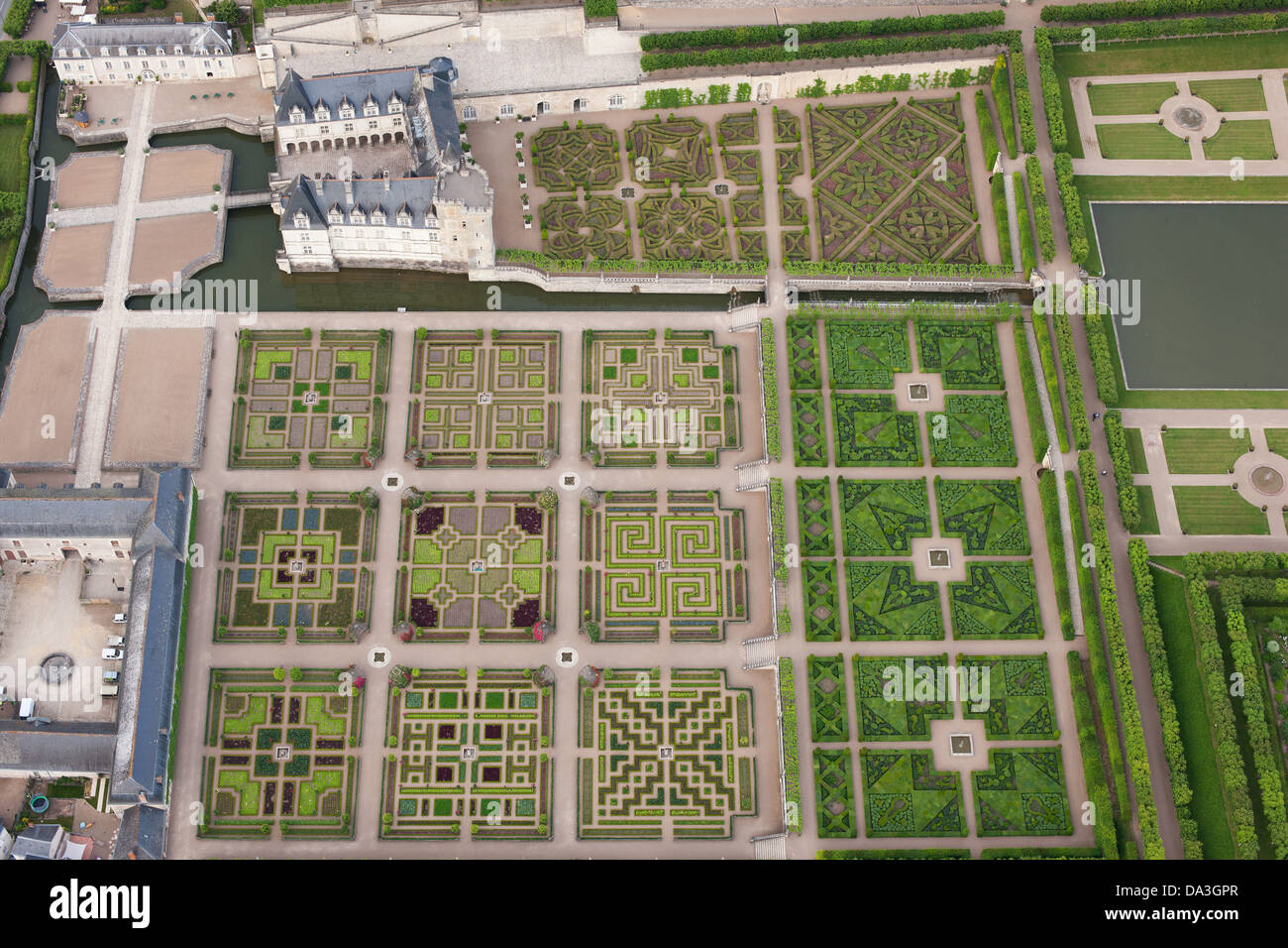 LUFTAUFNAHME. Schloss und Gärten von Villandry. Indre-et-Loire, Centre-Val de Loire, Frankreich. Stockfoto
