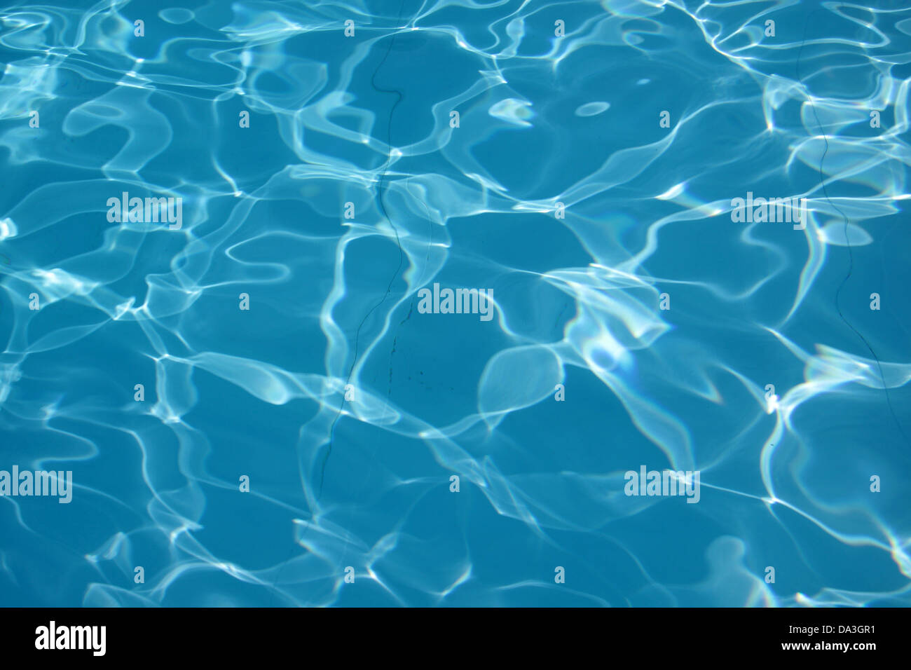 Wasserreflexionen im Schwimmbad an einem sonnigen Tag Stockfoto