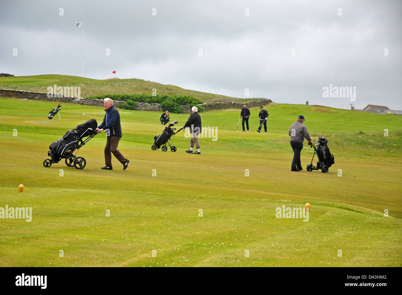 Golfer auf dem Platz in Stromness Golf Club auf den Orkney-Inseln Stockfoto