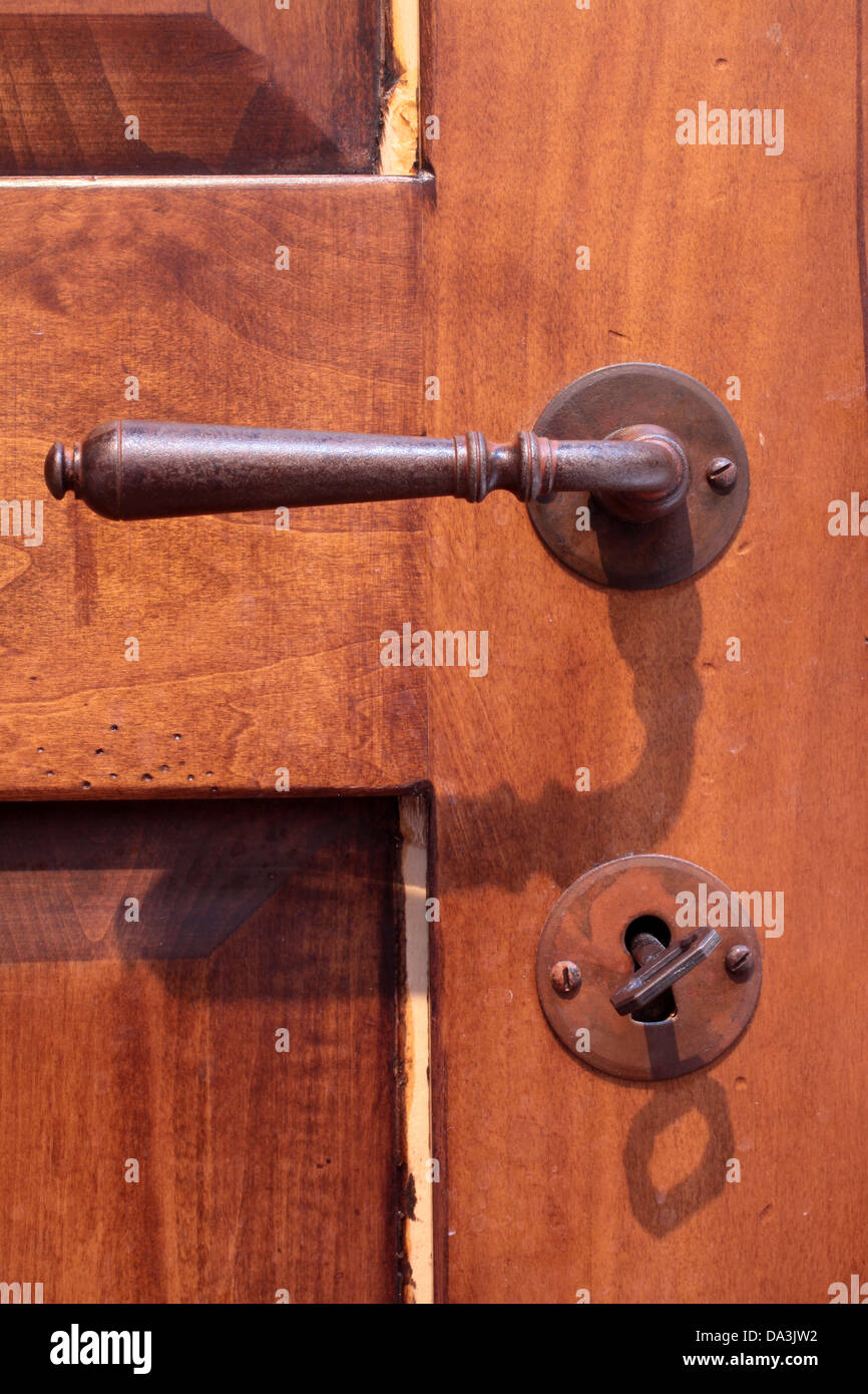 Eisen-Türgriff auf einer alten Holztür Stockfoto