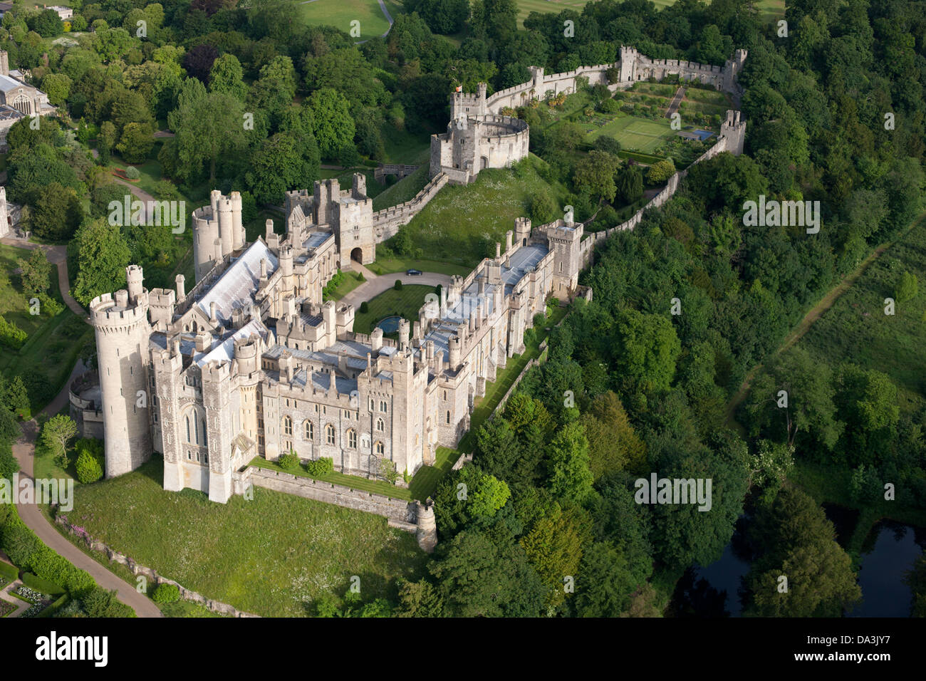 LUFTAUFNAHME. Mittelalterliche Burg von Arundel. West Sussex, England, Großbritannien, Vereinigtes Königreich. Stockfoto
