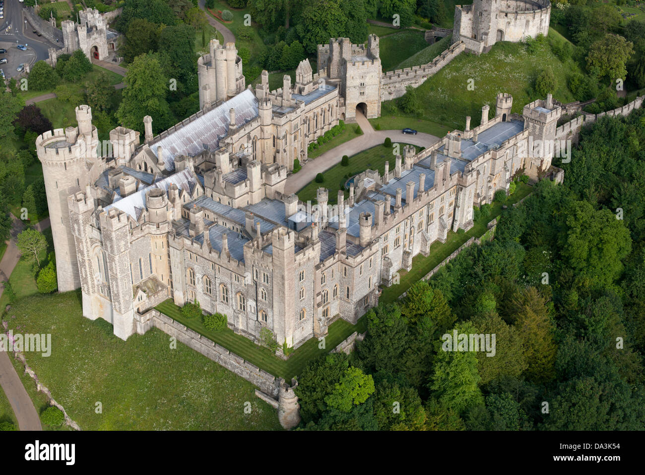LUFTAUFNAHME. Mittelalterliche Burg von Arundel. West Sussex, England, Großbritannien, Vereinigtes Königreich. Stockfoto