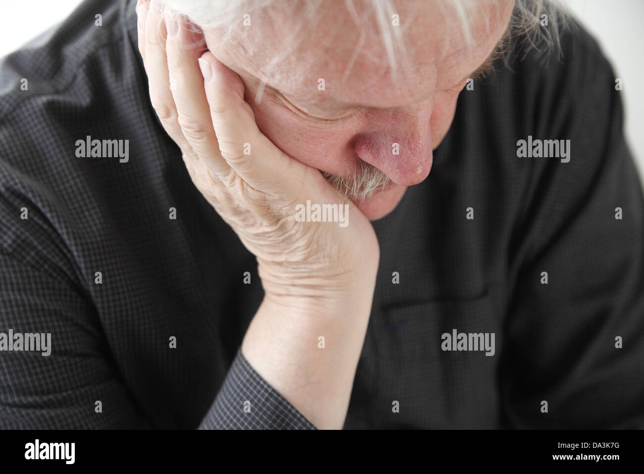 älterer Mann sackte in Depressionen oder Trauer Stockfoto