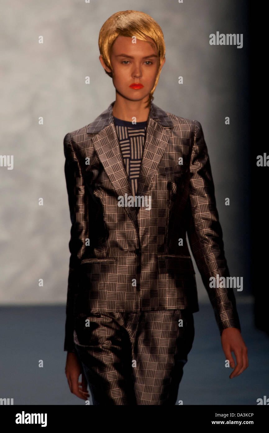 Berlin, Deutschland. 2. Juli 2013. Kilian Kerner präsentiert im Frühjahr 2014 / Summer-Kollektion "Hör Nich Auf Mit Träumen" bei der Berlin Fashion Woche Credit: Rey T. Byhre/Alamy Live News Stockfoto