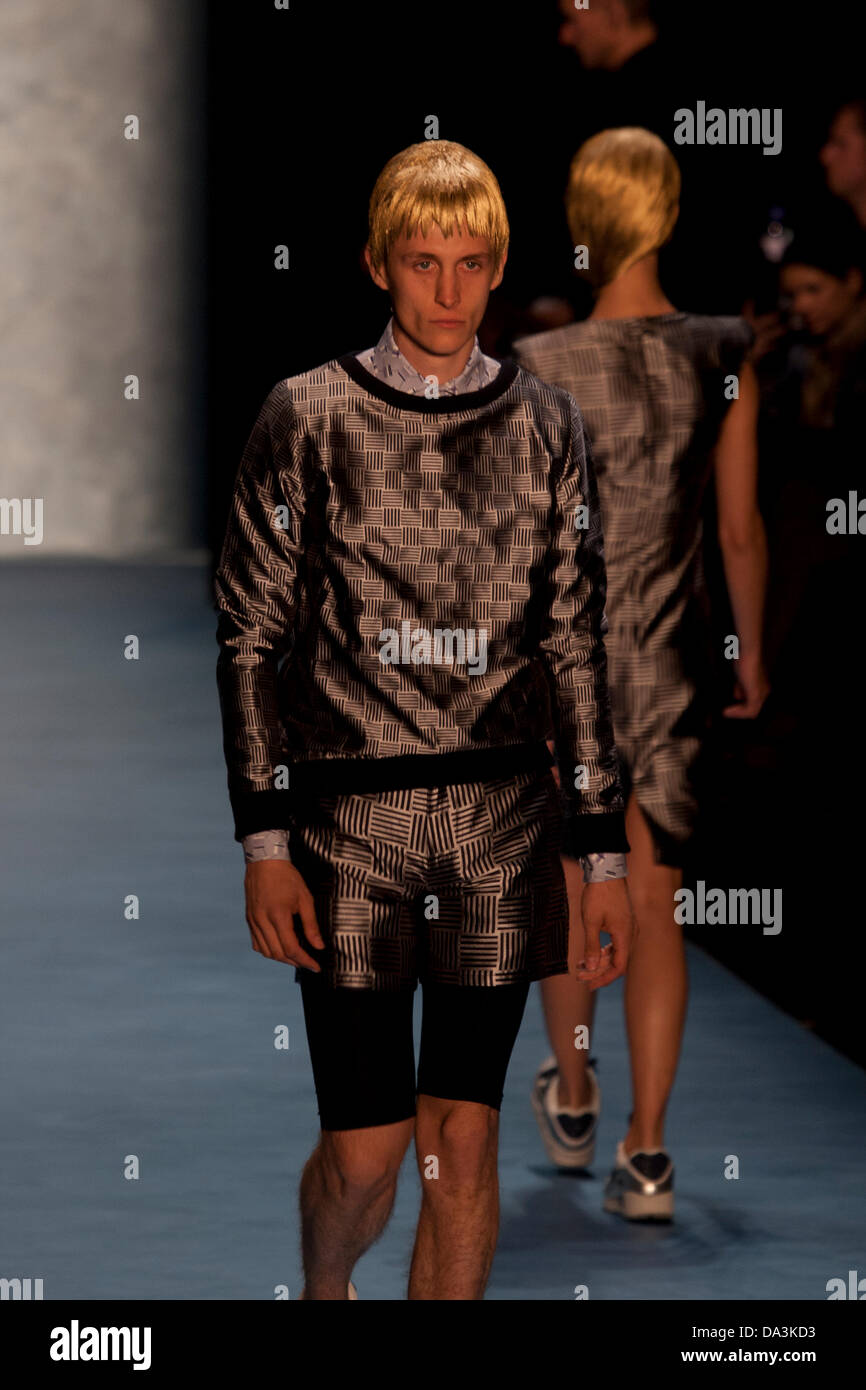 Berlin, Deutschland. 2. Juli 2013. Kilian Kerner präsentiert im Frühjahr 2014 / Summer-Kollektion "Hör Nich Auf Mit Träumen" bei der Berlin Fashion Woche Credit: Rey T. Byhre/Alamy Live News Stockfoto