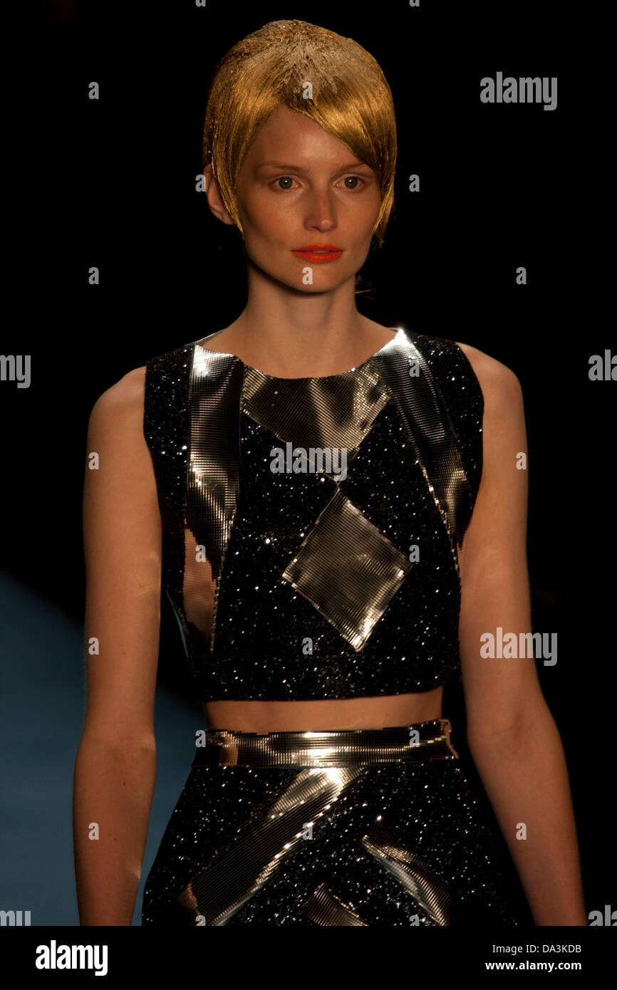 Berlin, Deutschland. 2. Juli 2013. Kilian Kerner präsentiert im Frühjahr 2014 / Summer-Kollektion "Hör Nich Auf Mit Träumen" bei der Berlin Fashion Woche Credit: Rey T. Byhre/Alamy Live News Stockfoto