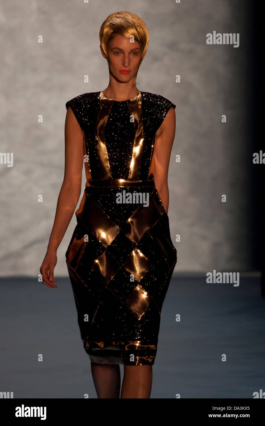 Berlin, Deutschland. 2. Juli 2013. Kilian Kerner präsentiert im Frühjahr 2014 / Summer-Kollektion "Hör Nich Auf Mit Träumen" bei der Berlin Fashion Woche Credit: Rey T. Byhre/Alamy Live News Stockfoto