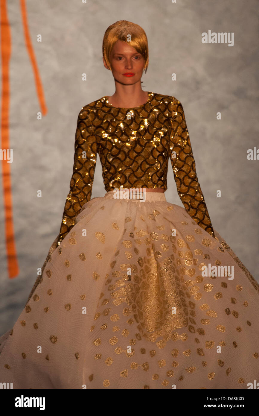 Berlin, Deutschland. 2. Juli 2013. Kilian Kerner präsentiert im Frühjahr 2014 / Summer-Kollektion "Hör Nich Auf Mit Träumen" bei der Berlin Fashion Woche Credit: Rey T. Byhre/Alamy Live News Stockfoto